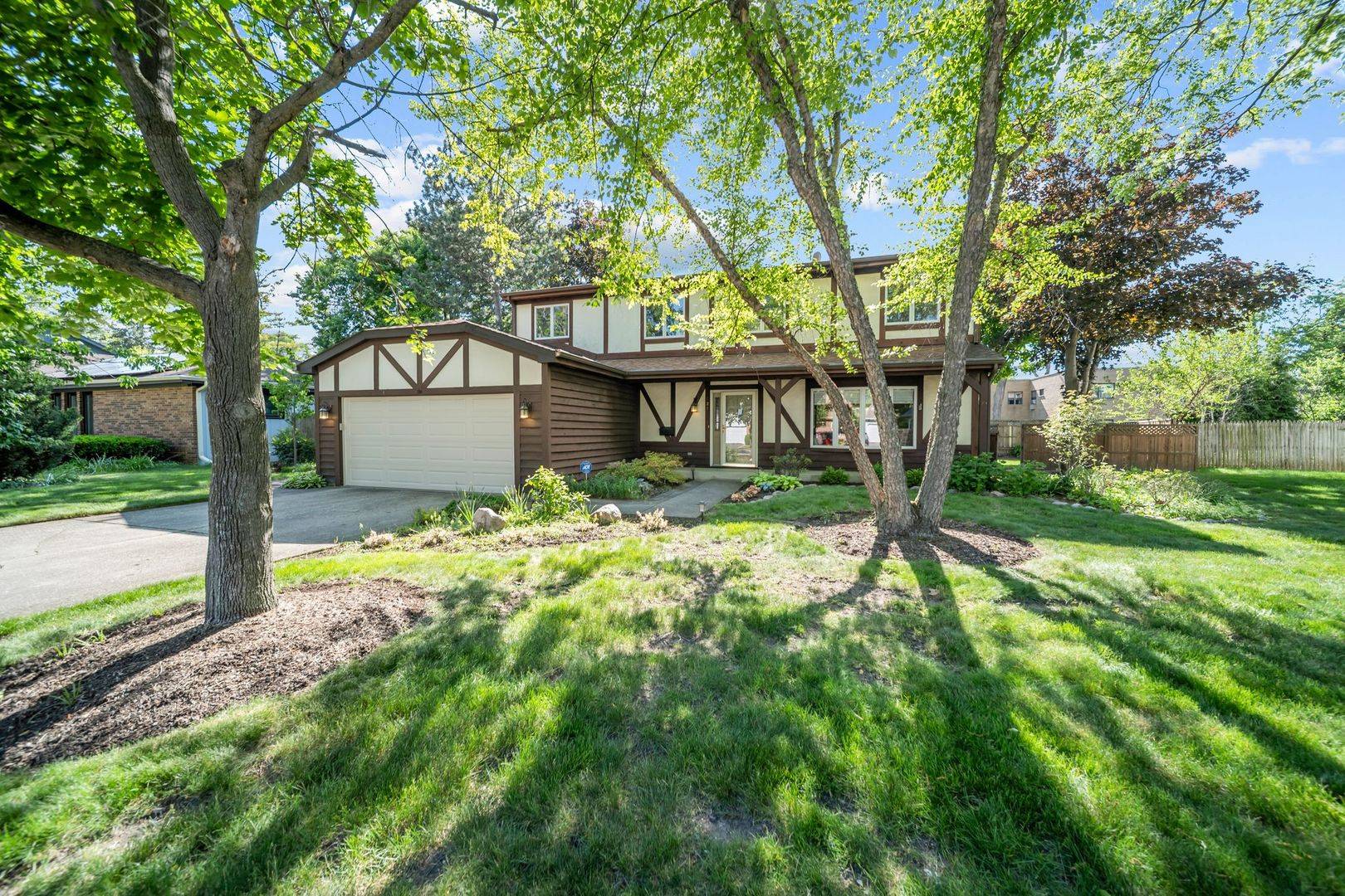 728 Price LN, Deerfield, IL 60015