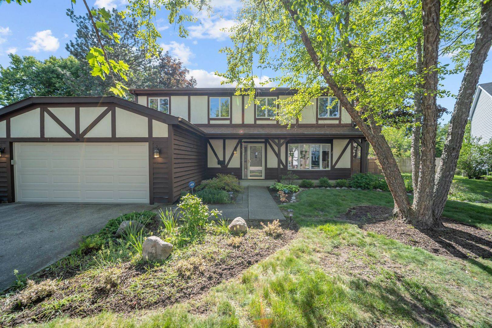 728 Price LN, Deerfield, IL 60015