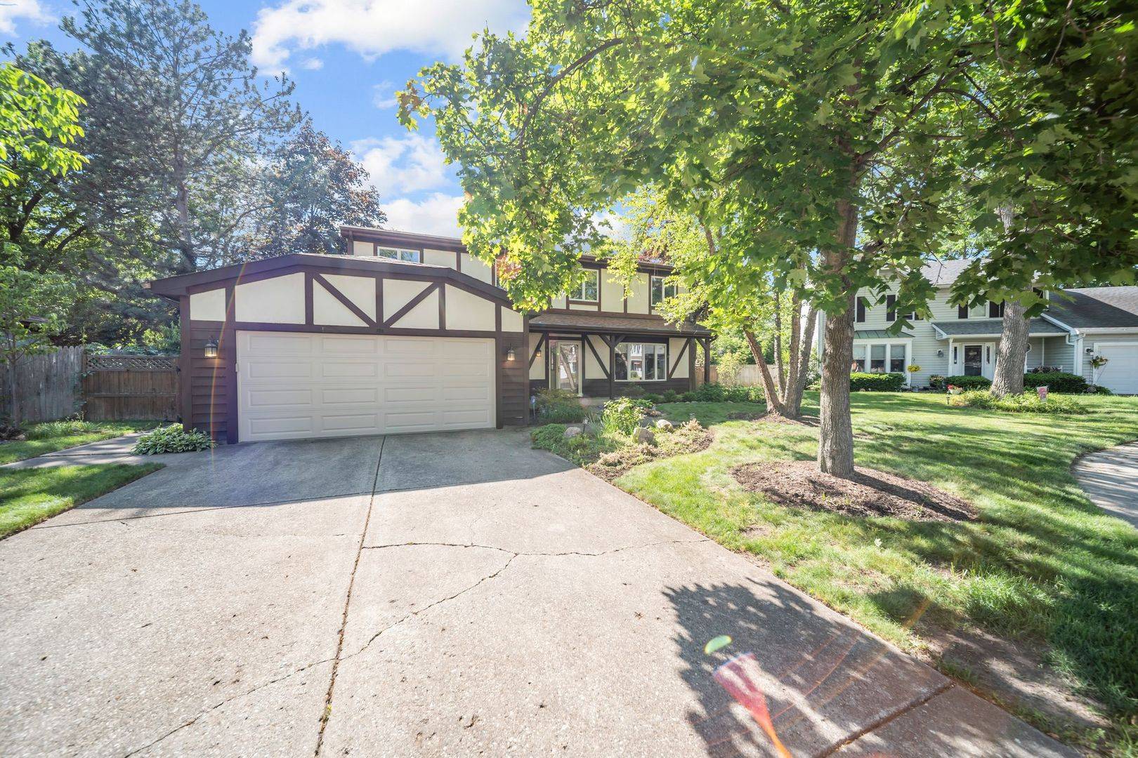 728 Price LN, Deerfield, IL 60015
