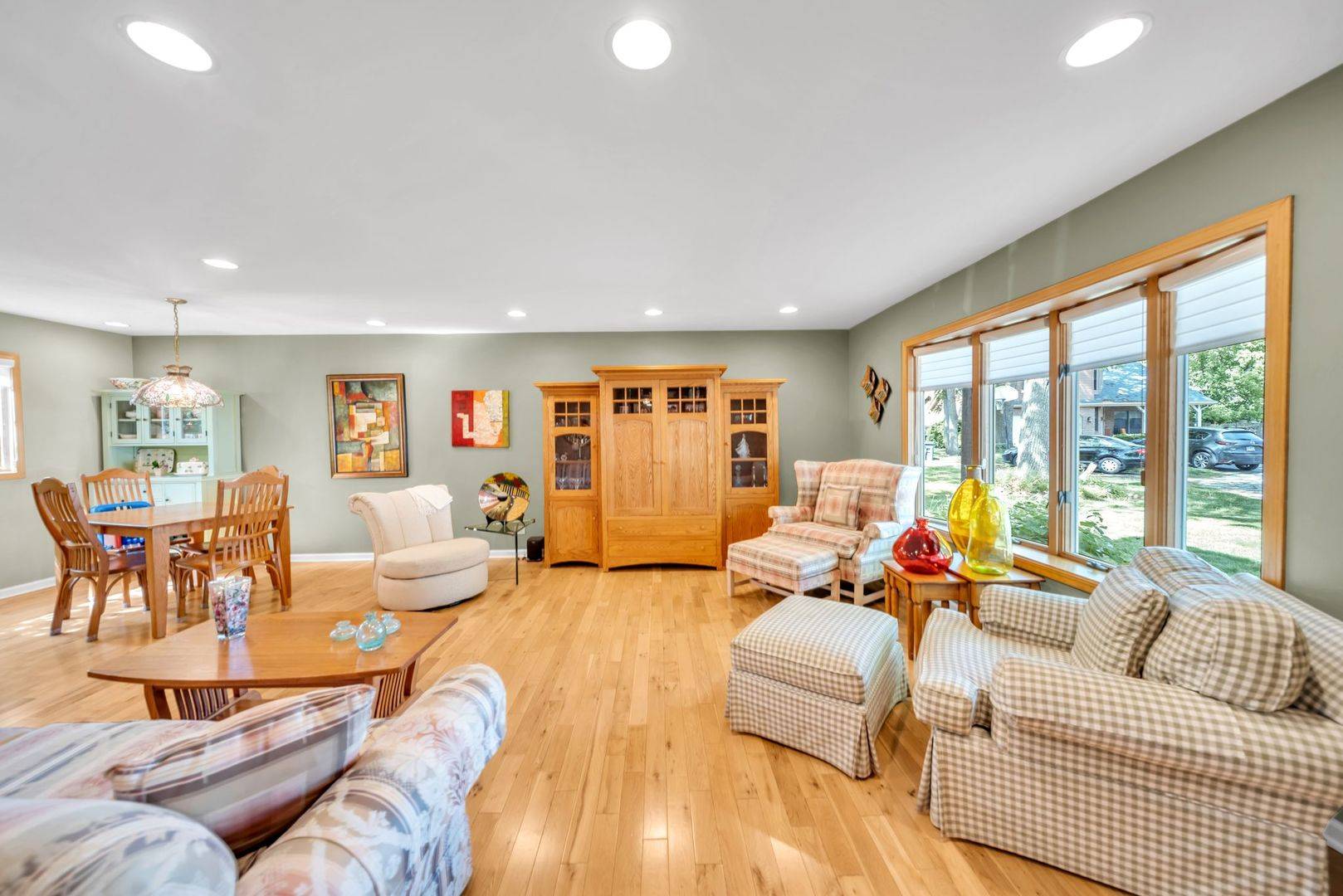 728 Price LN, Deerfield, IL 60015