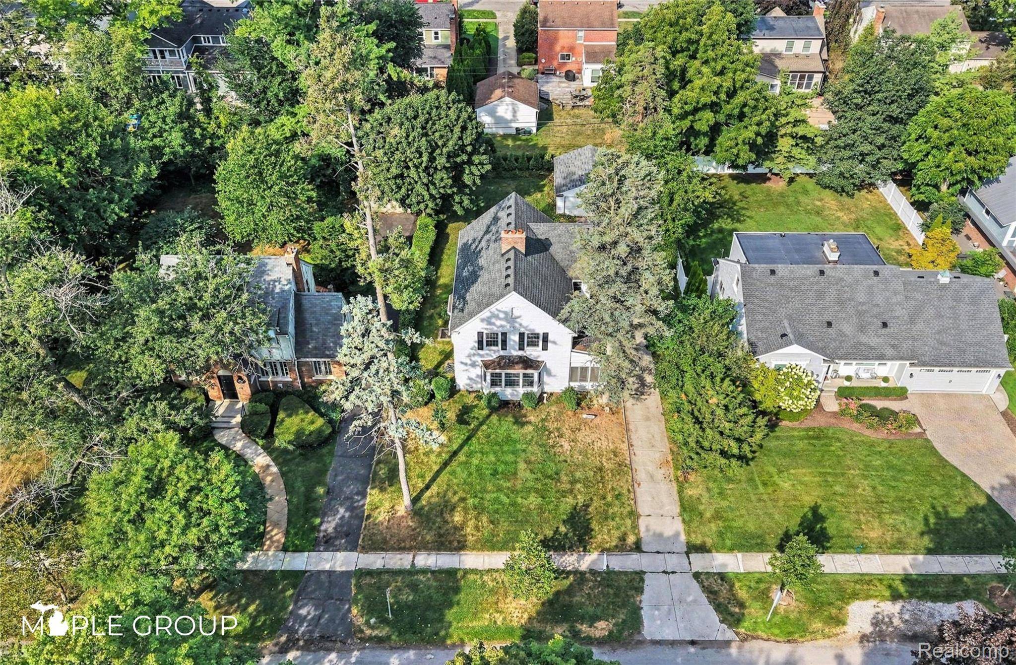 208 Larchlea DR, Birmingham, MI 48009