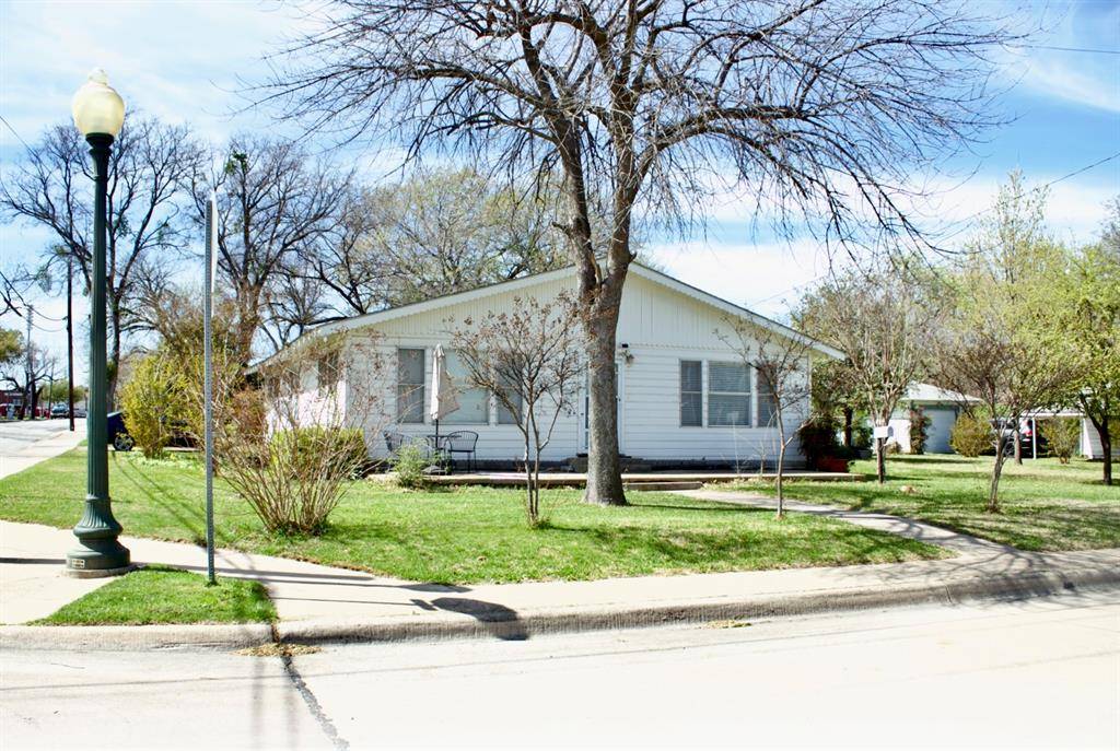 422 Smith Street, Grapevine, TX 76051