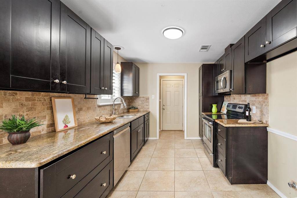 1101 De Pauw Drive, Arlington, TX 76012