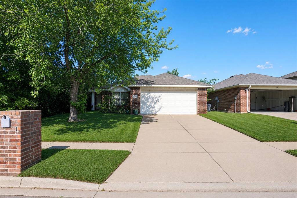 2752 Maegen Circle, Fort Worth, TX 76112