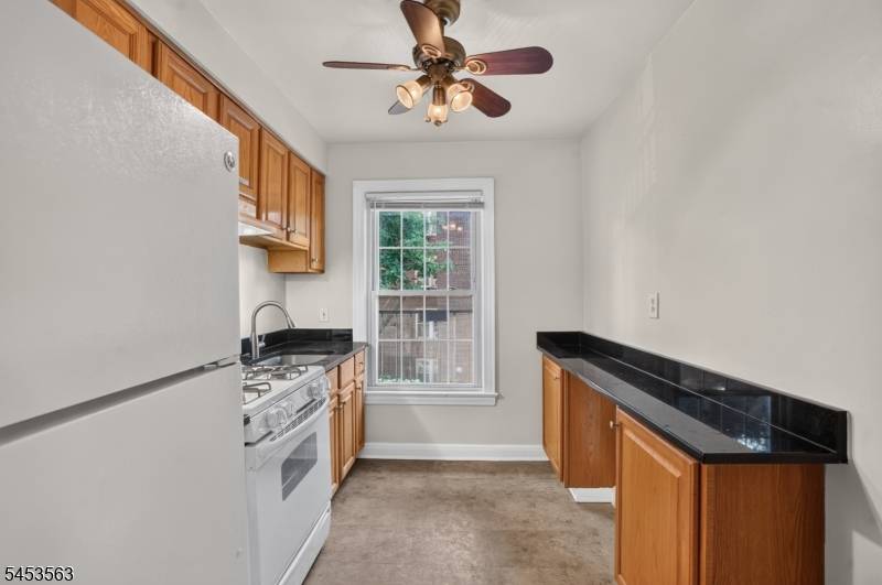 180 Summit Ave #E4, Summit City, NJ 07901