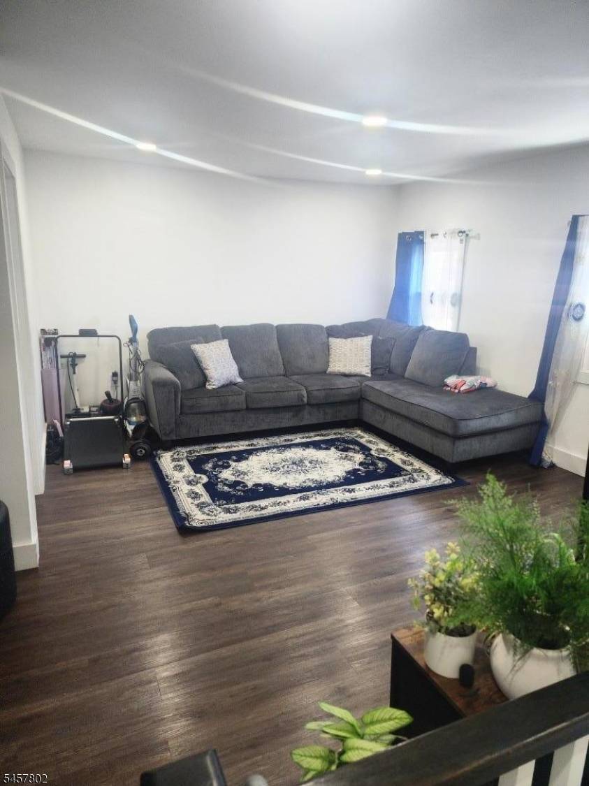 51 Geneva St, Elizabeth City, NJ 07206
