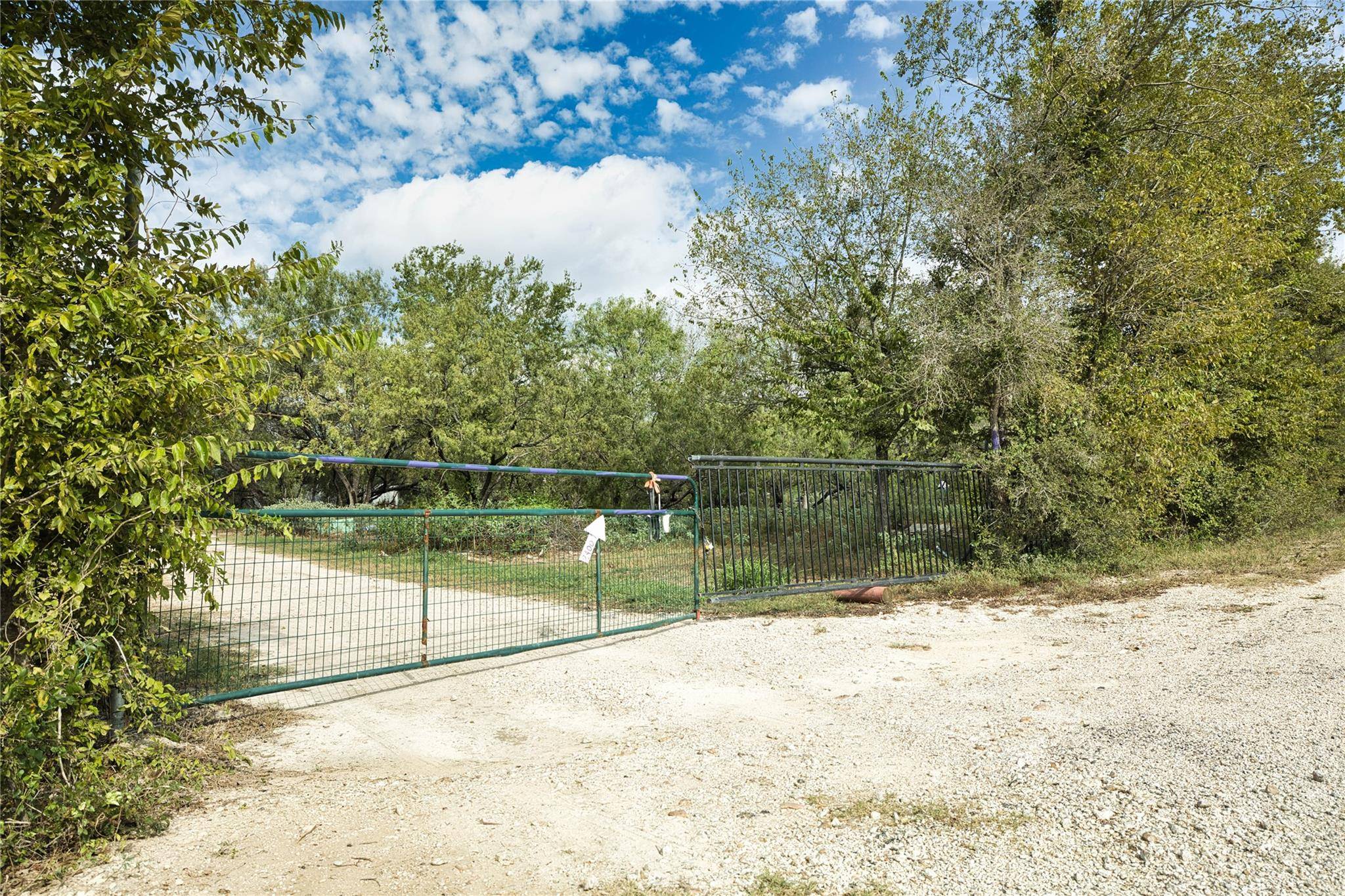 2900 Salt Flat RD, Luling, TX 78648