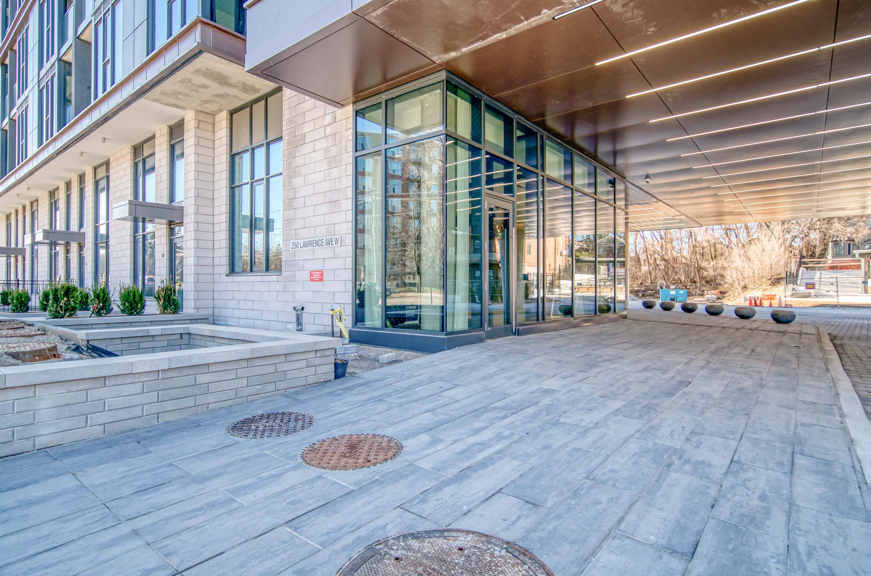 250 Lawrence AVE W #213, Toronto C04, ON M5M 1B2