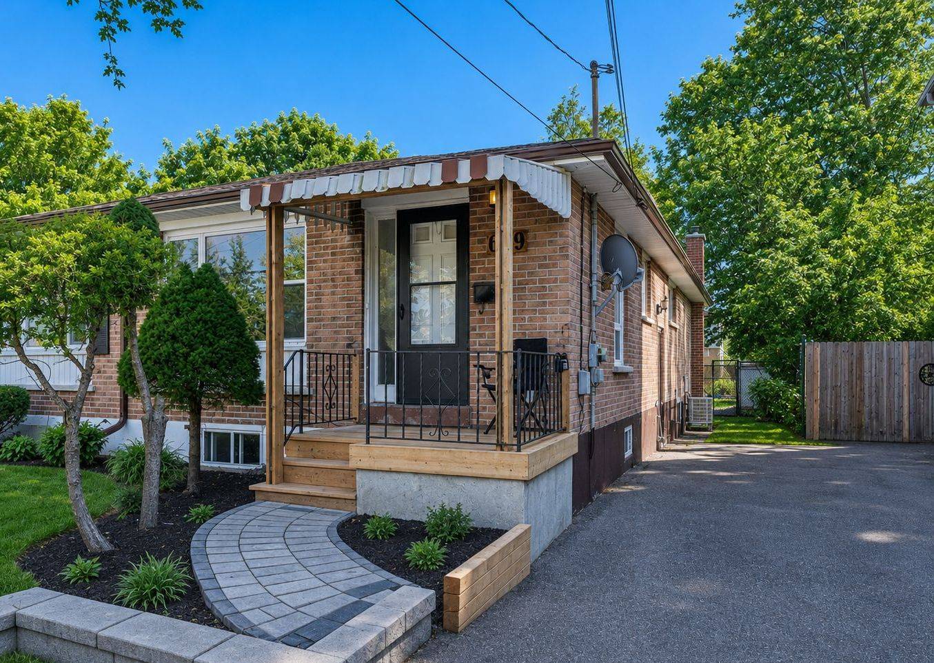 629 Gibb ST #MAIN, Oshawa, ON L1J 1Z6