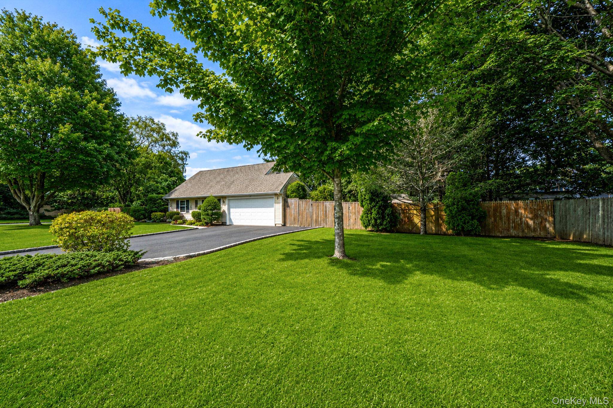 4 Highview LN, Ridge, NY 11961
