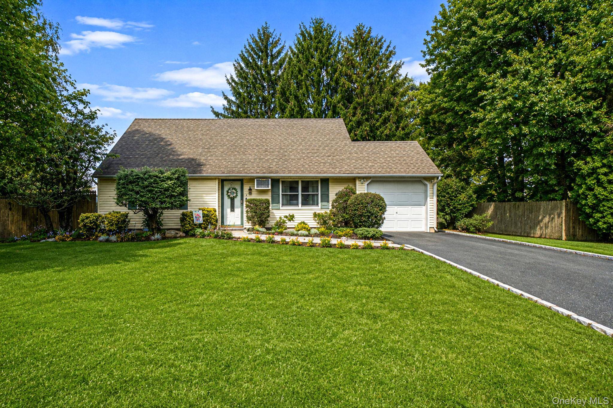 4 Highview LN, Ridge, NY 11961