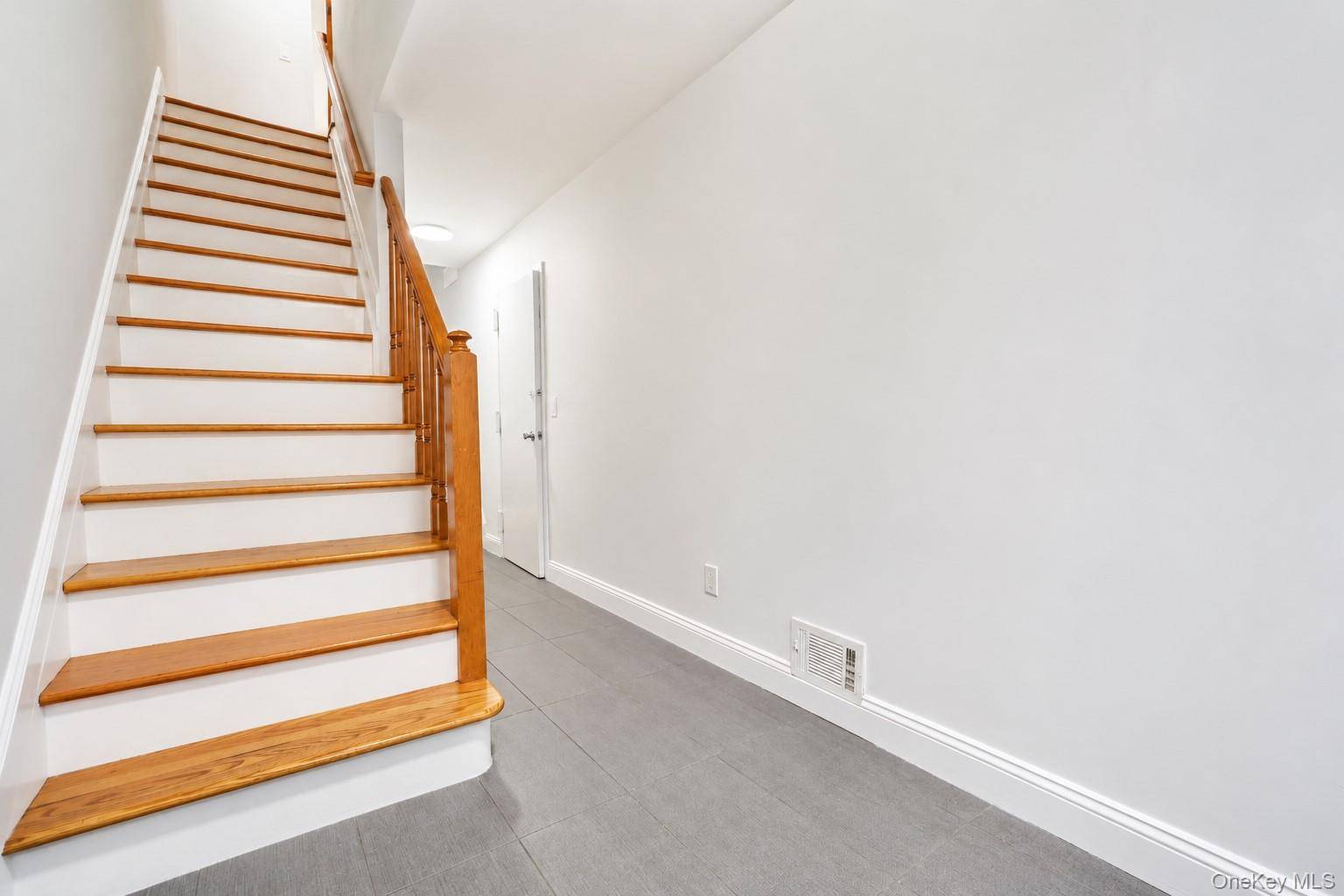16 Fox Hunt CT, Staten Island, NY 10301