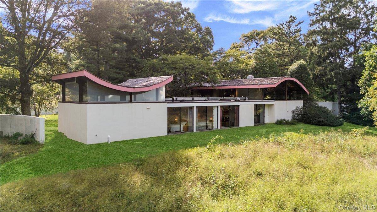 347 Duck Pond RD, Matinecock, NY 11560