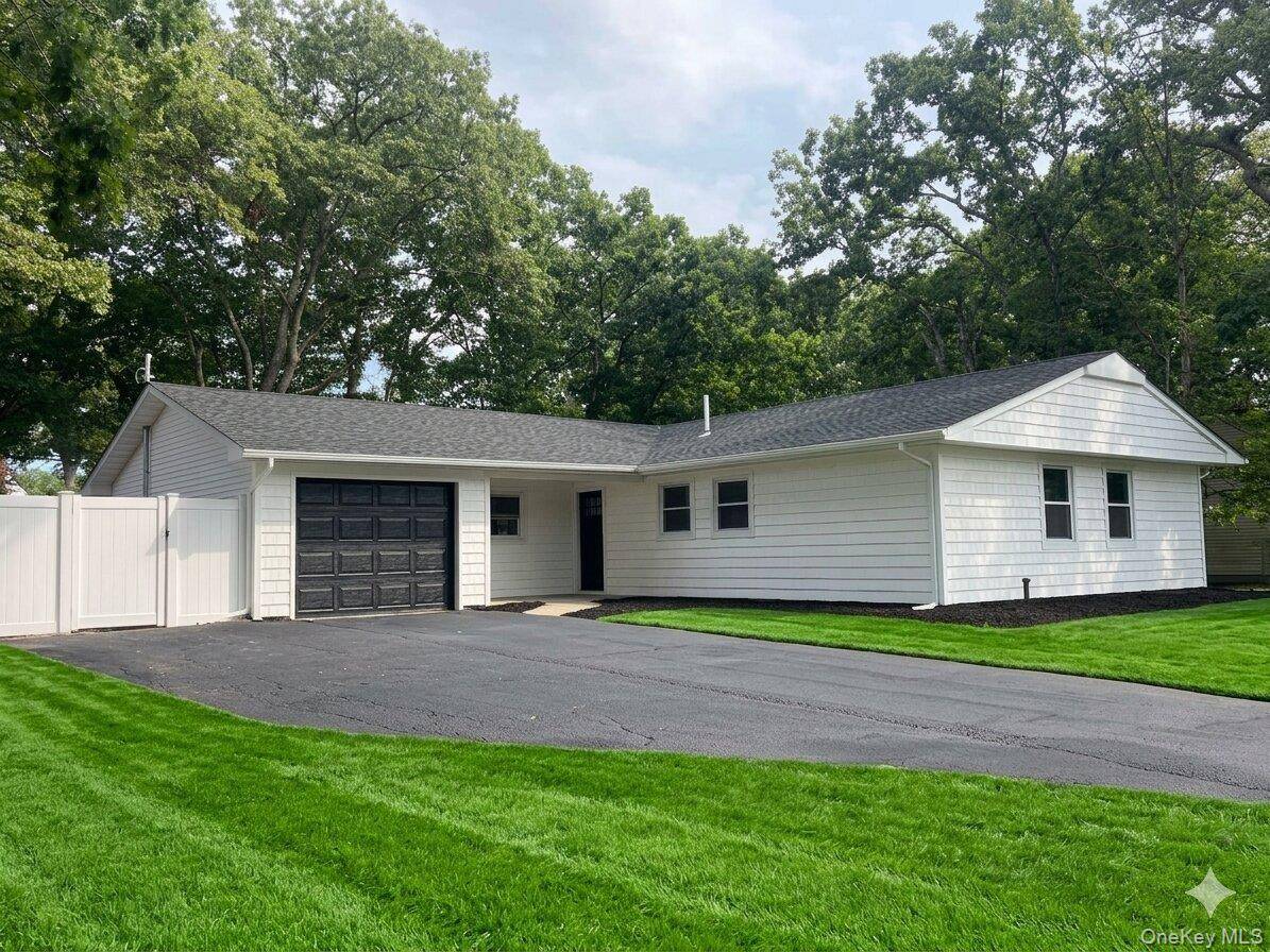 35 Winside LN, Coram, NY 11727