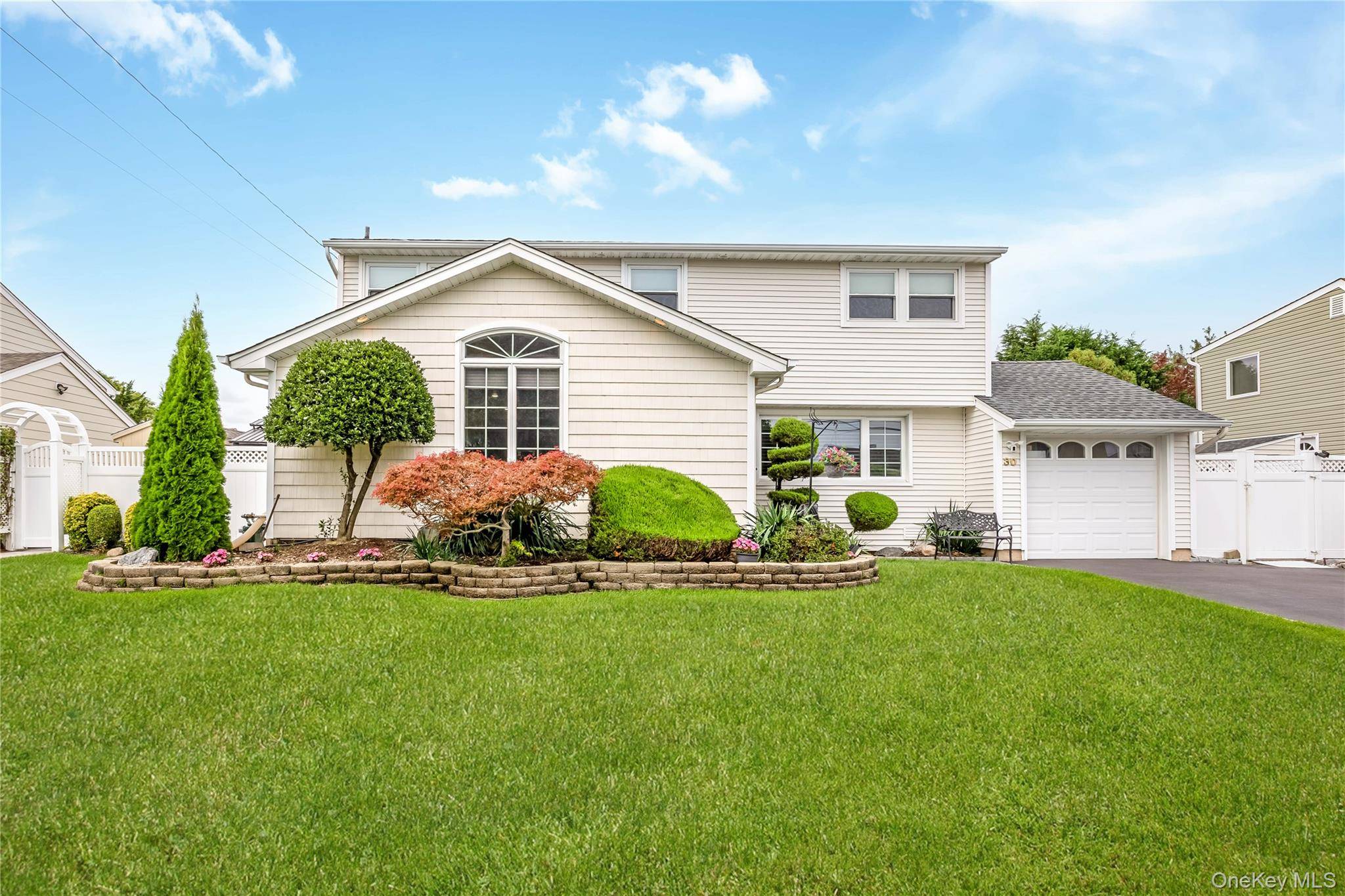 30 Swan DR, Massapequa, NY 11758