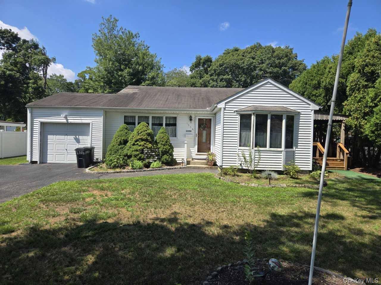 1556 N Gardiner DR, Bay Shore, NY 11706