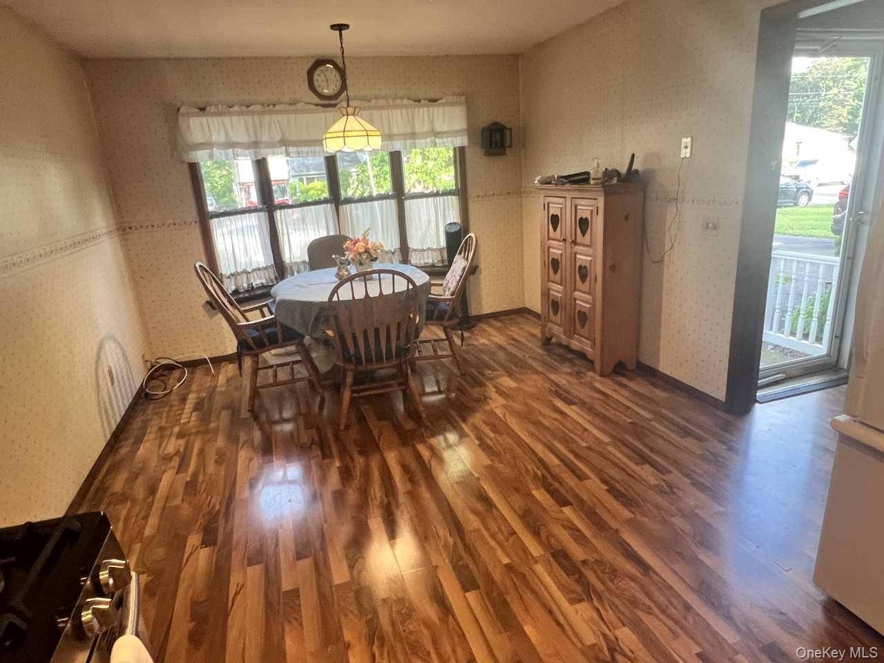 1556 N Gardiner DR, Bay Shore, NY 11706