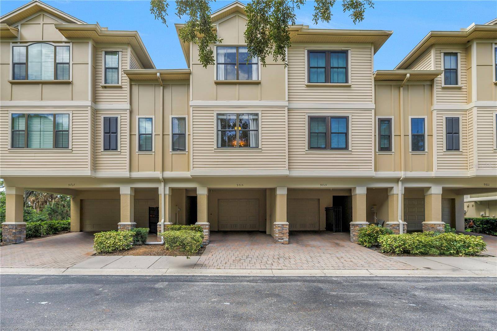9715 BAY GROVE LN, Tampa, FL 33615