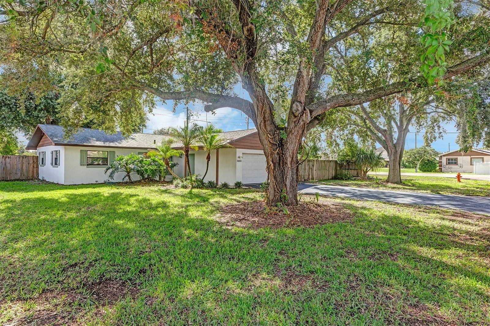 1402 CRYSTAL CT, Tavares, FL 32778