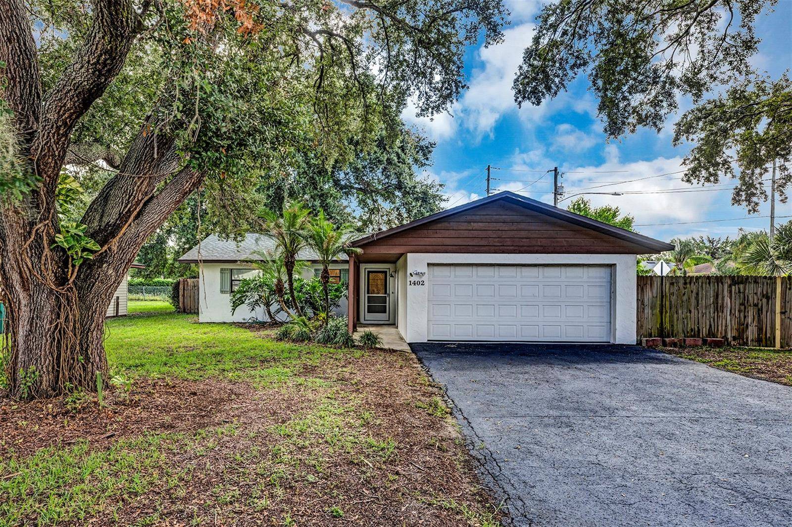 1402 CRYSTAL CT, Tavares, FL 32778