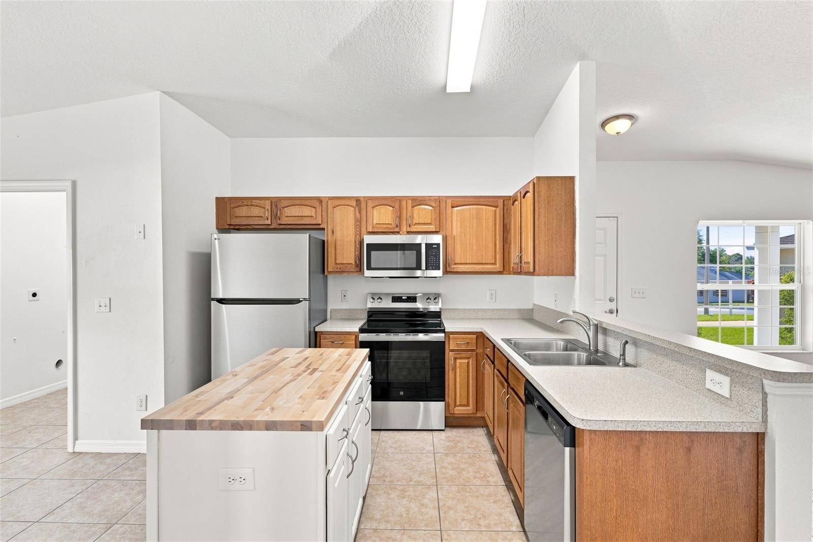 37150 HIGHLAND BLUFF CIR, Dade City, FL 33523