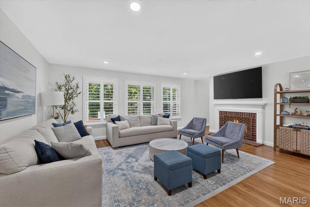 11826 Point Oak DR, Des Peres, MO 63131