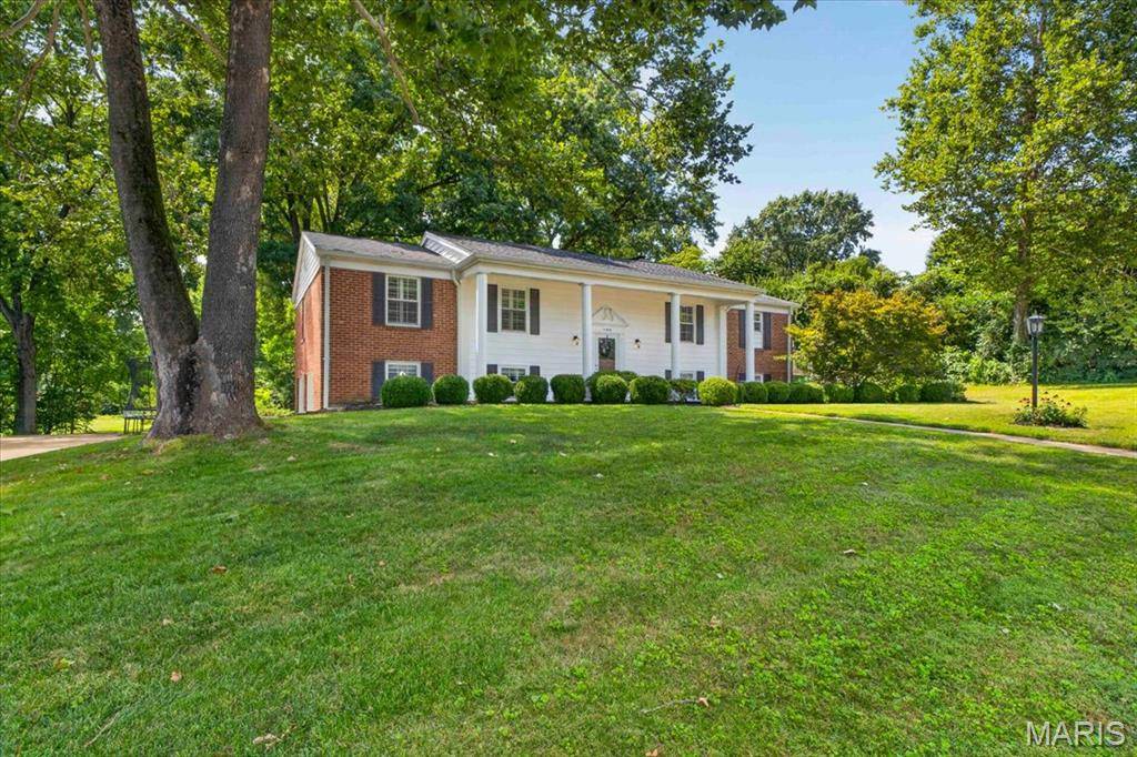 11826 Point Oak DR, Des Peres, MO 63131