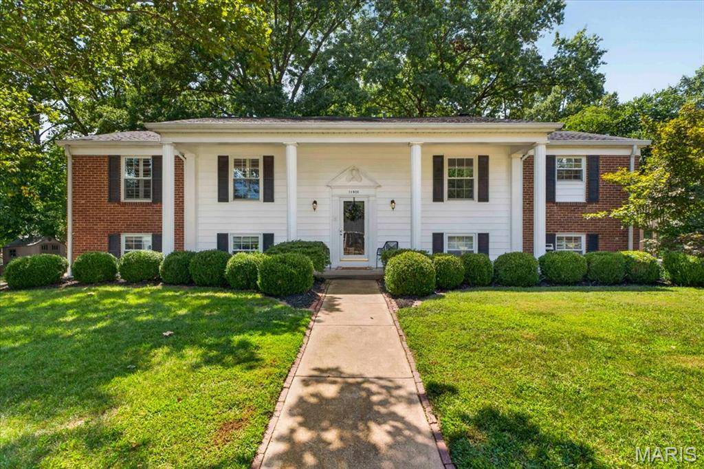 11826 Point Oak DR, Des Peres, MO 63131