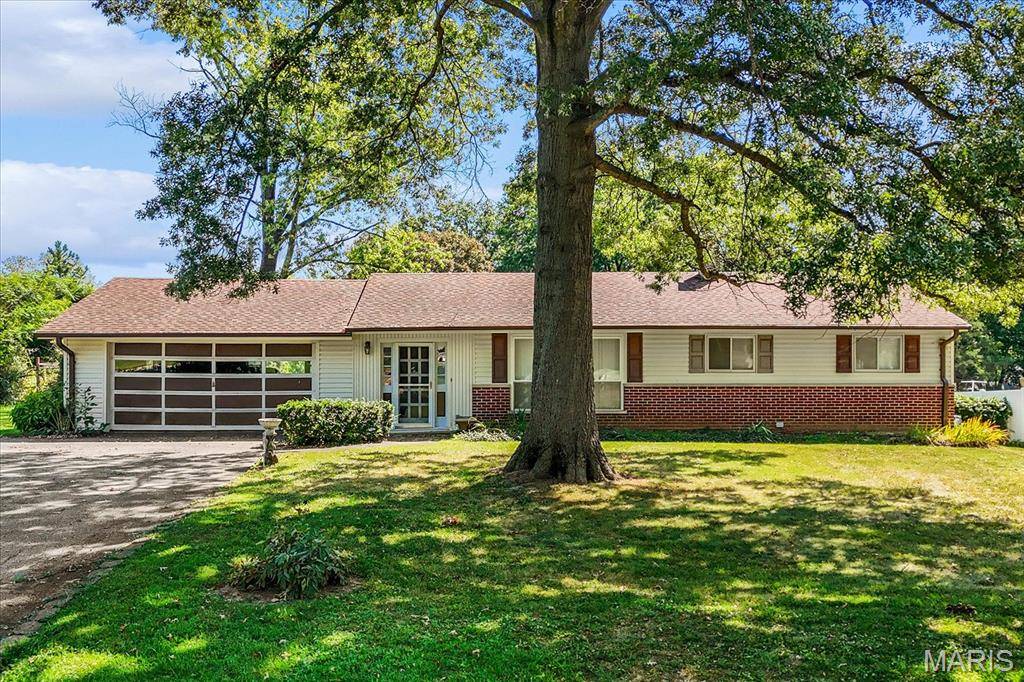 19 W Meadow LN, Ballwin, MO 63021