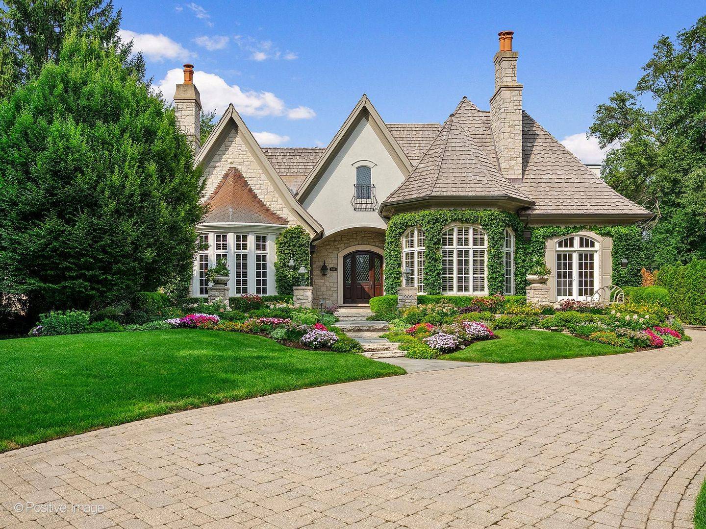 909 Cleveland RD, Hinsdale, IL 60521
