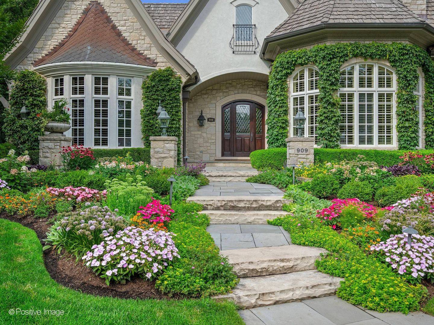 909 Cleveland RD, Hinsdale, IL 60521