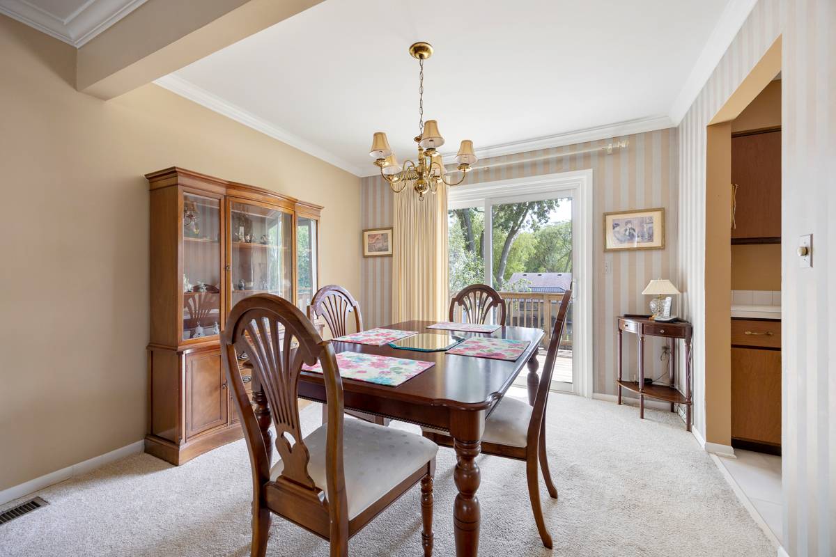 215 PARKCHESTER RD, Elk Grove Village, IL 60007