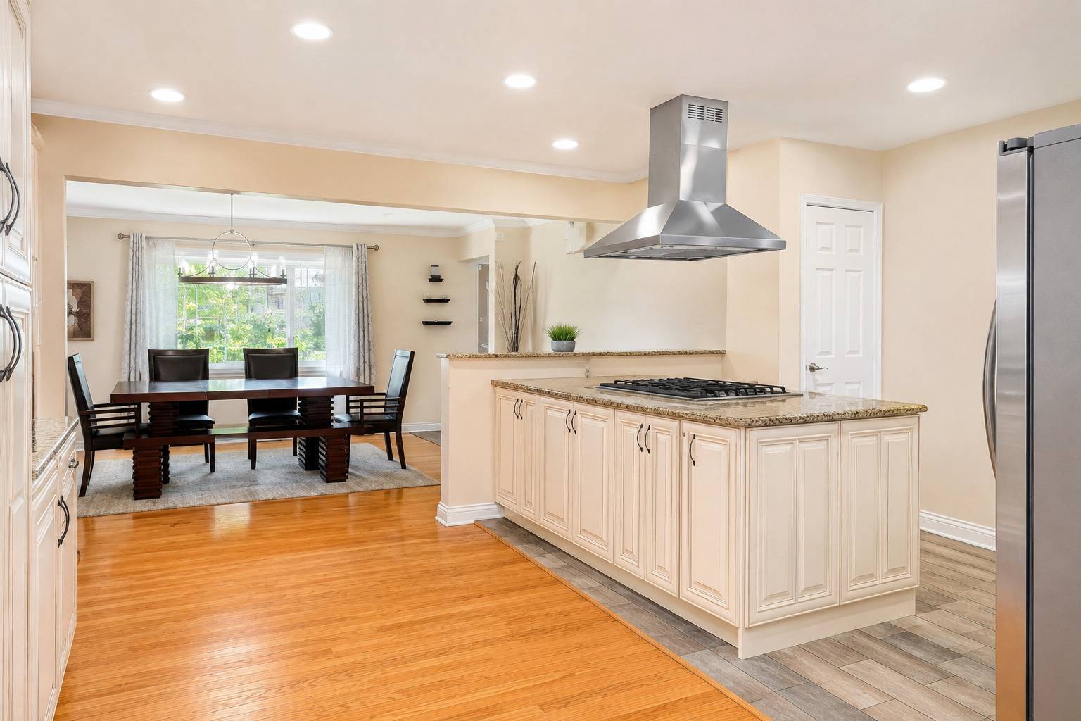 20 W Division ST, Villa Park, IL 60181