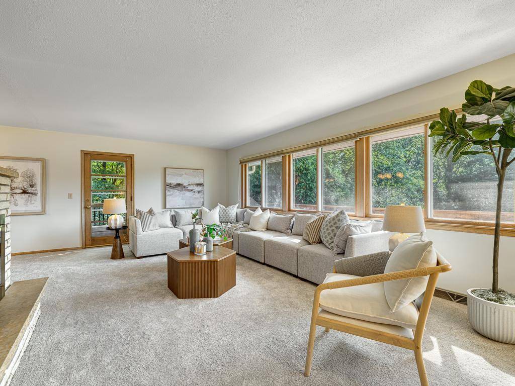 1801 Valley Curve RD, Mendota Heights, MN 55118