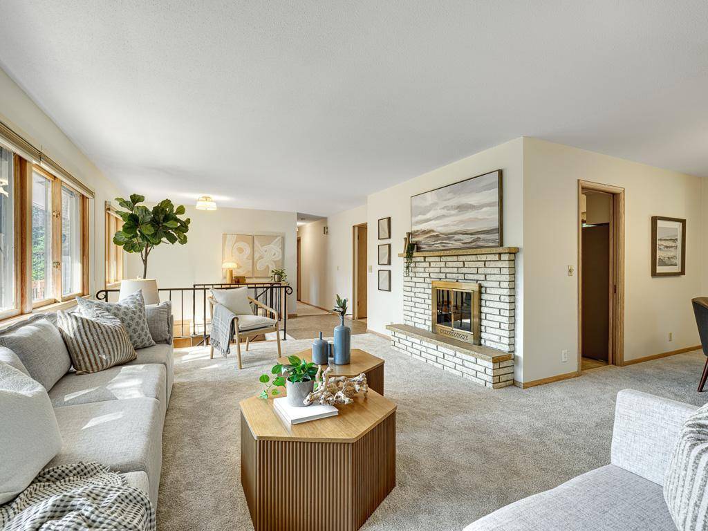 1801 Valley Curve RD, Mendota Heights, MN 55118