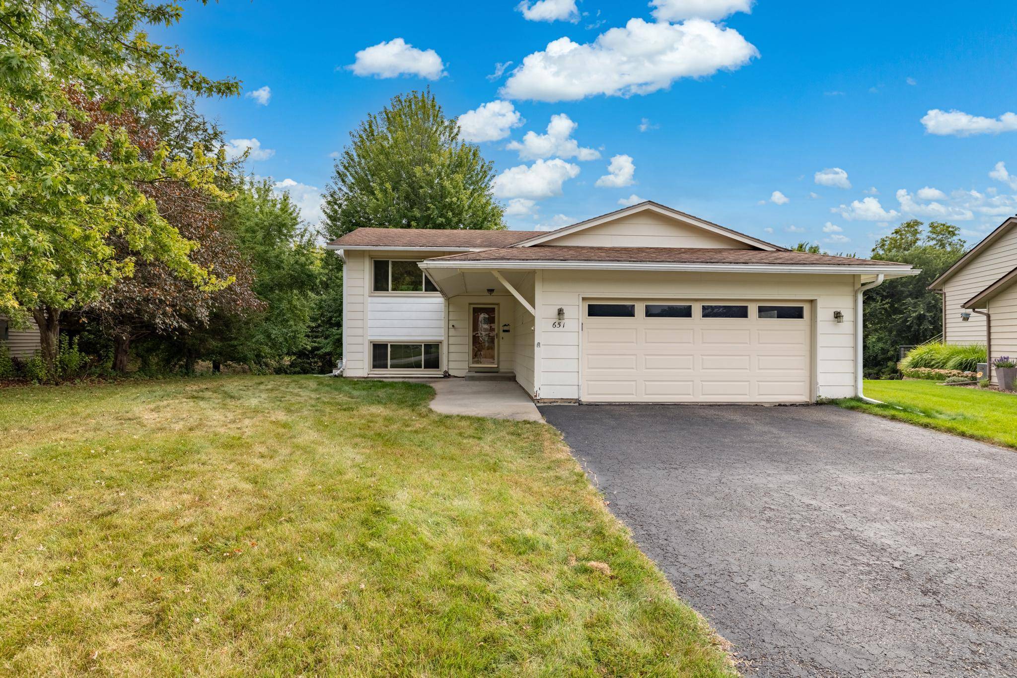 651 Dresden DR, Chaska, MN 55318
