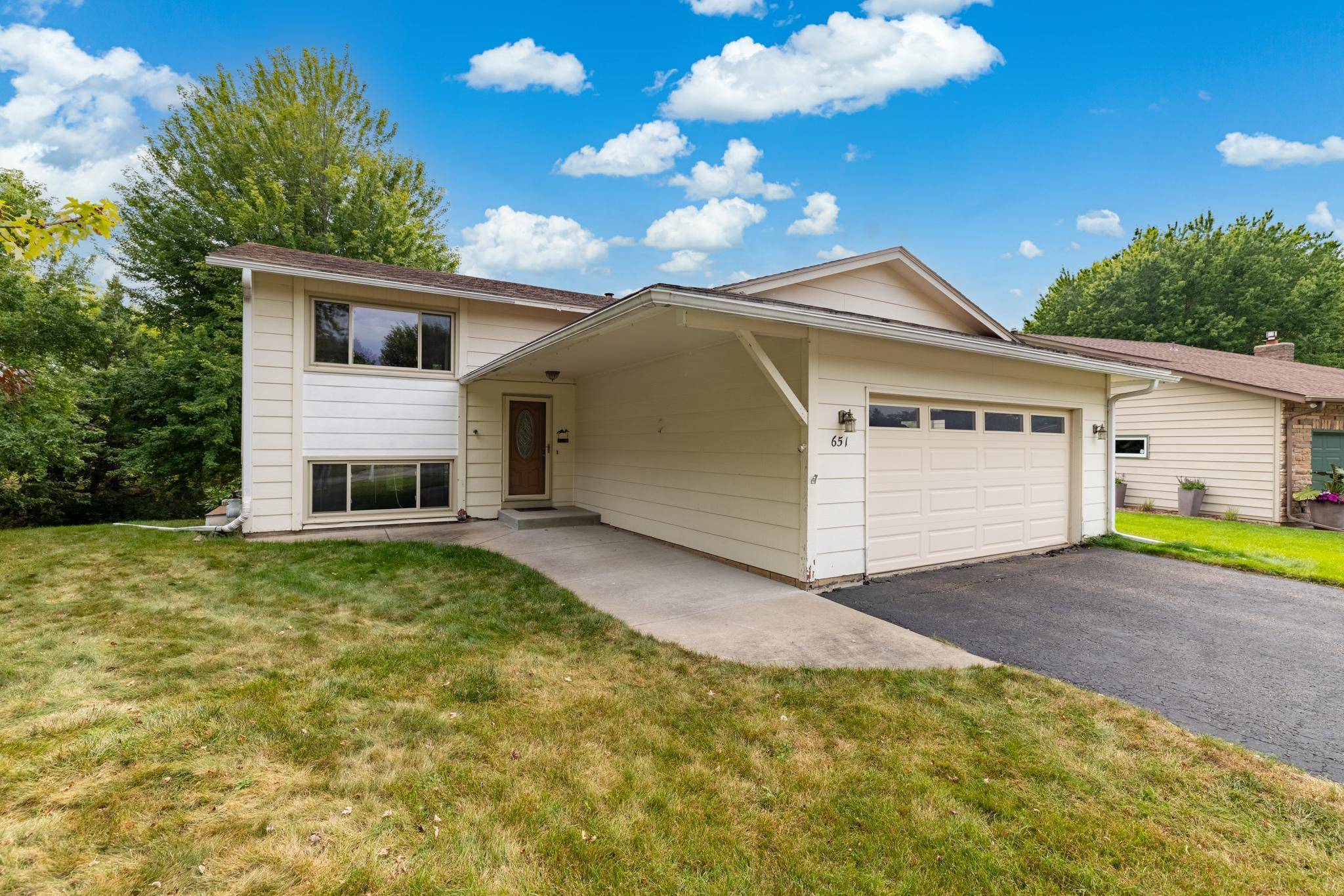 651 Dresden DR, Chaska, MN 55318