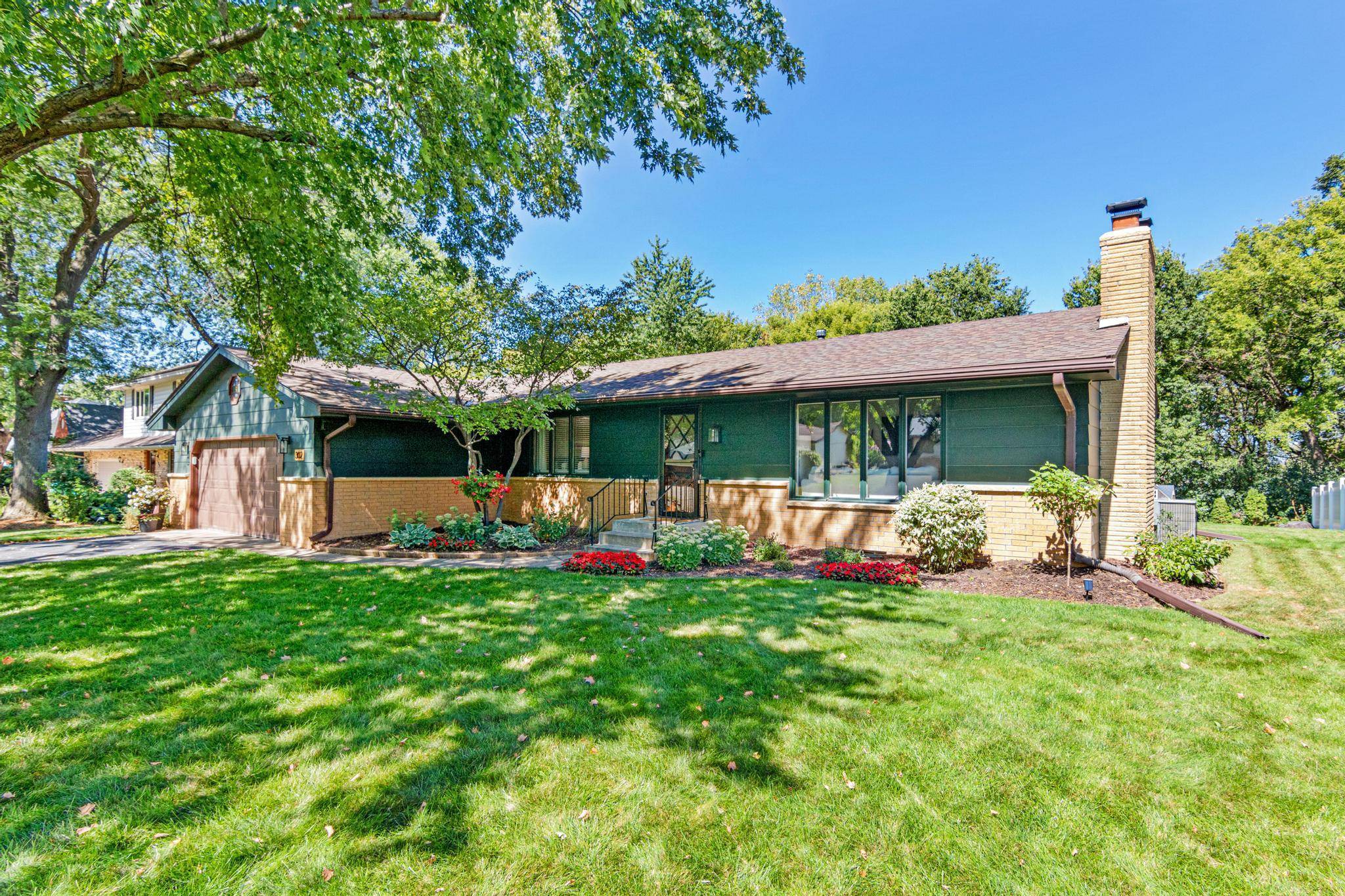 302 Heritage CIR N, Burnsville, MN 55337