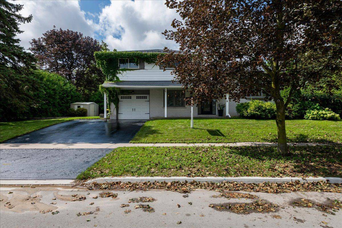19 Highcroft RD, Barrie, ON L4N 2X3