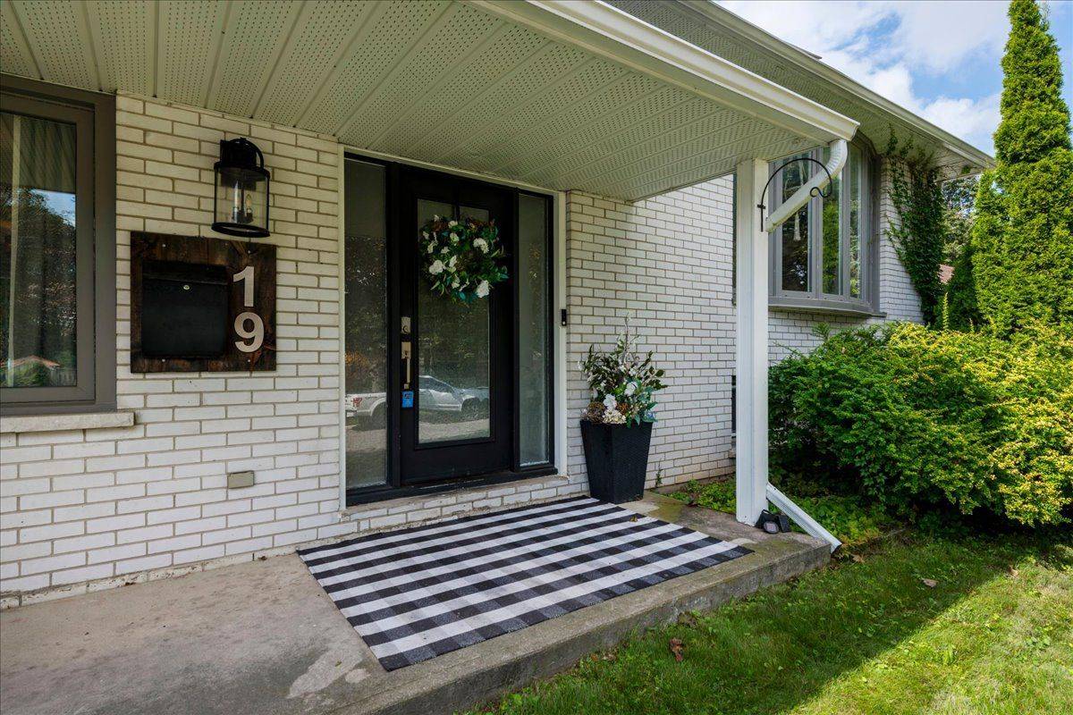 19 Highcroft RD, Barrie, ON L4N 2X3