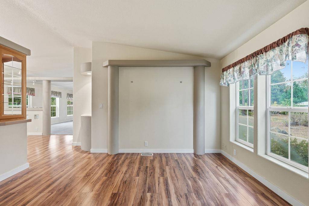 27609 N RIVER ESTATES Rd, Chattaroy, WA 99003