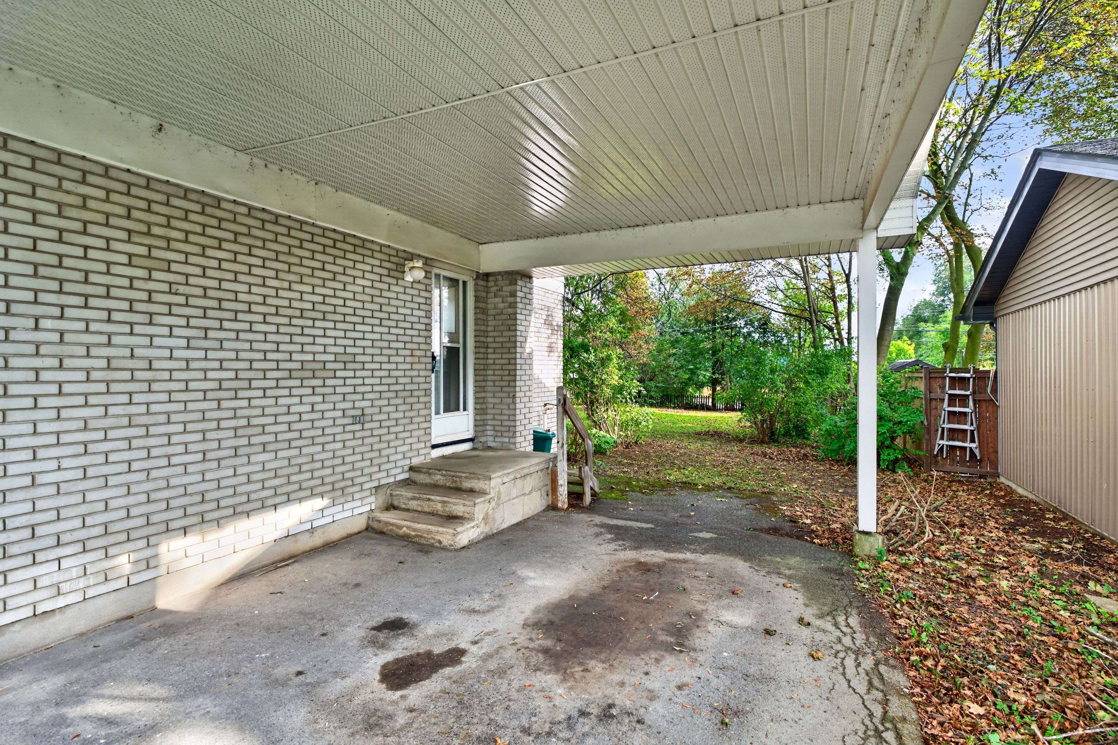92 Cliff CRES, Kingston, ON K7M 1A8