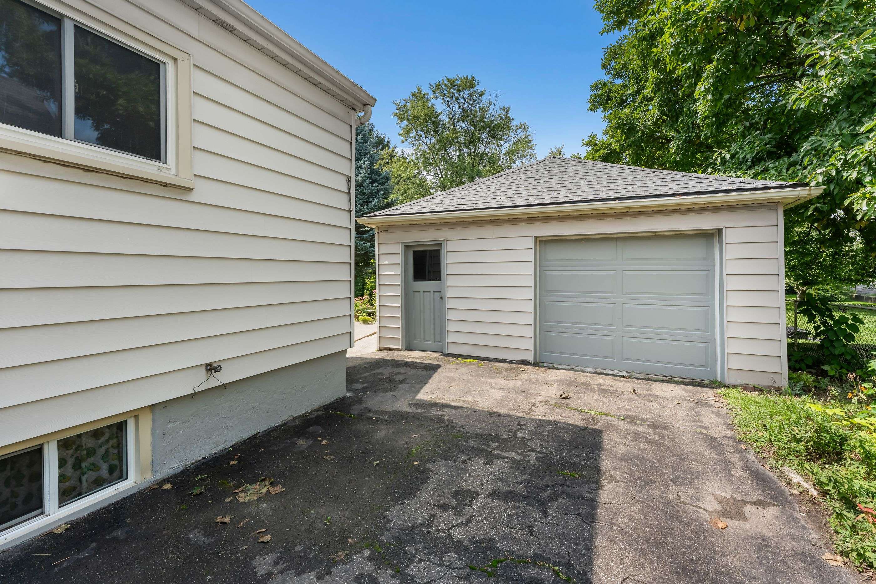 3945 St Peter AVE, Niagara Falls, ON L2J 2N9