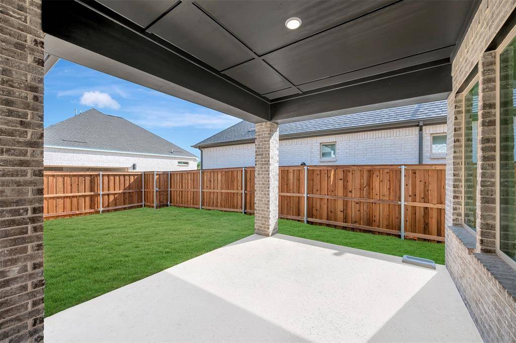 2081 Pine Grove Lane, Arlington, TX 76005