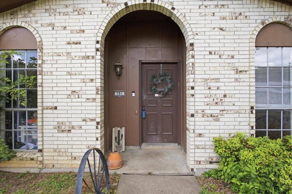 701 N Douglas Avenue, Cleburne, TX 76033
