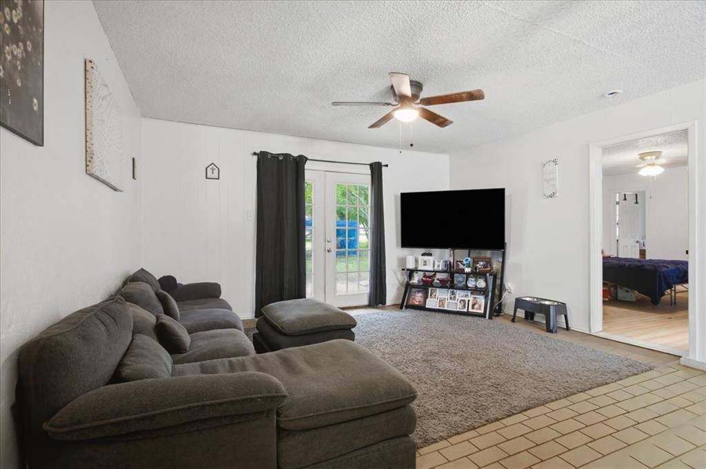 701 N Douglas Avenue, Cleburne, TX 76033