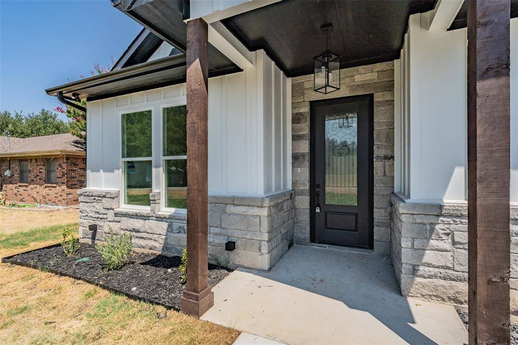 305 Hobbs Avenue, Boyd, TX 76023