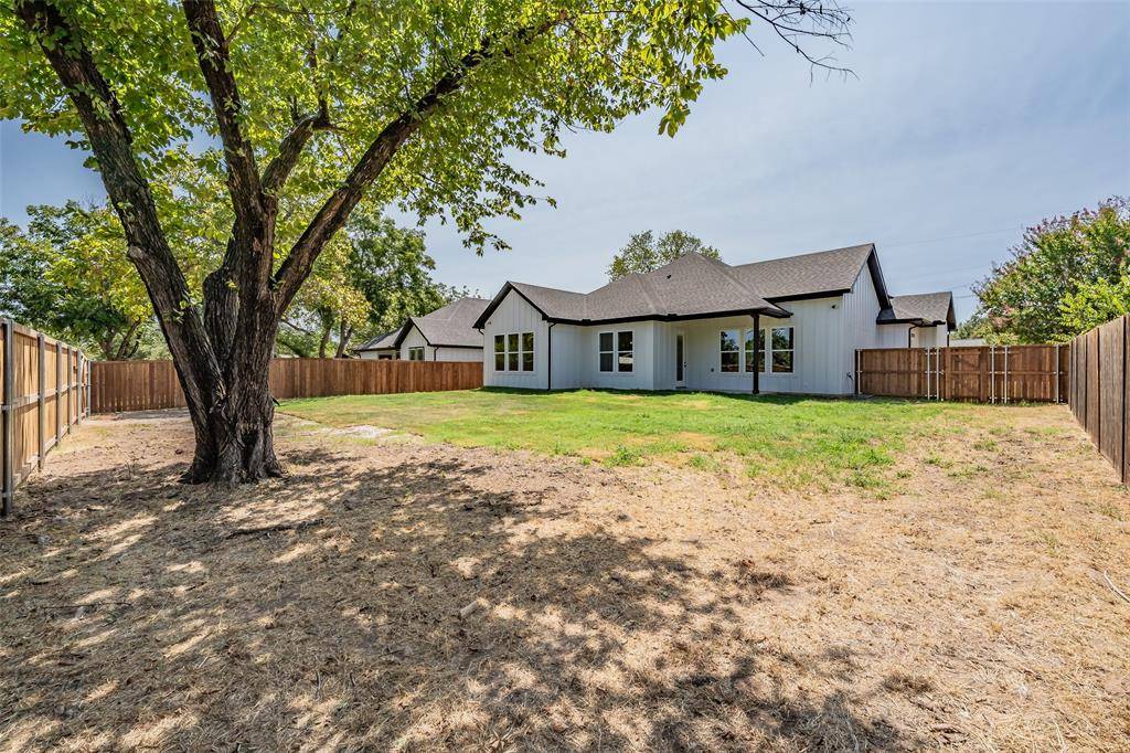 305 Hobbs Avenue, Boyd, TX 76023