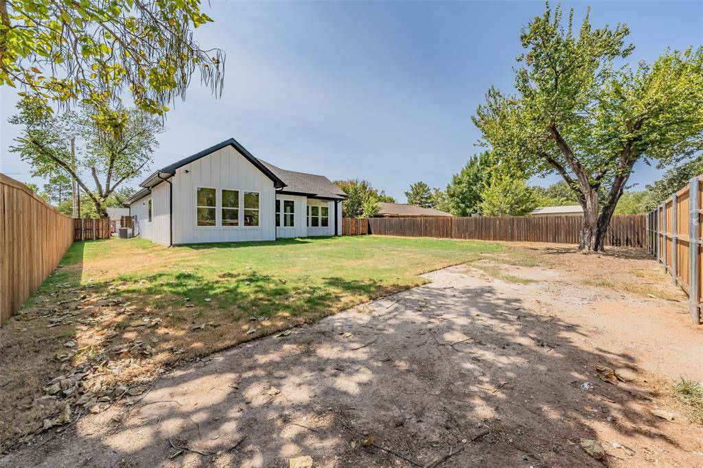 305 Hobbs Avenue, Boyd, TX 76023