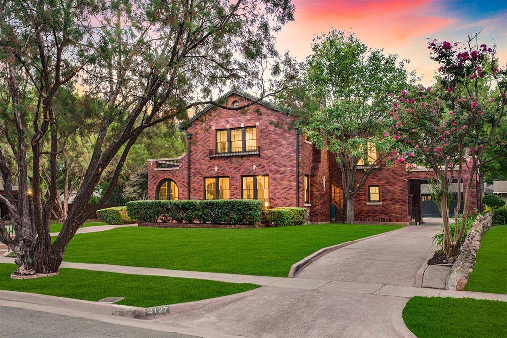 2127 Pembroke Drive, Fort Worth, TX 76110